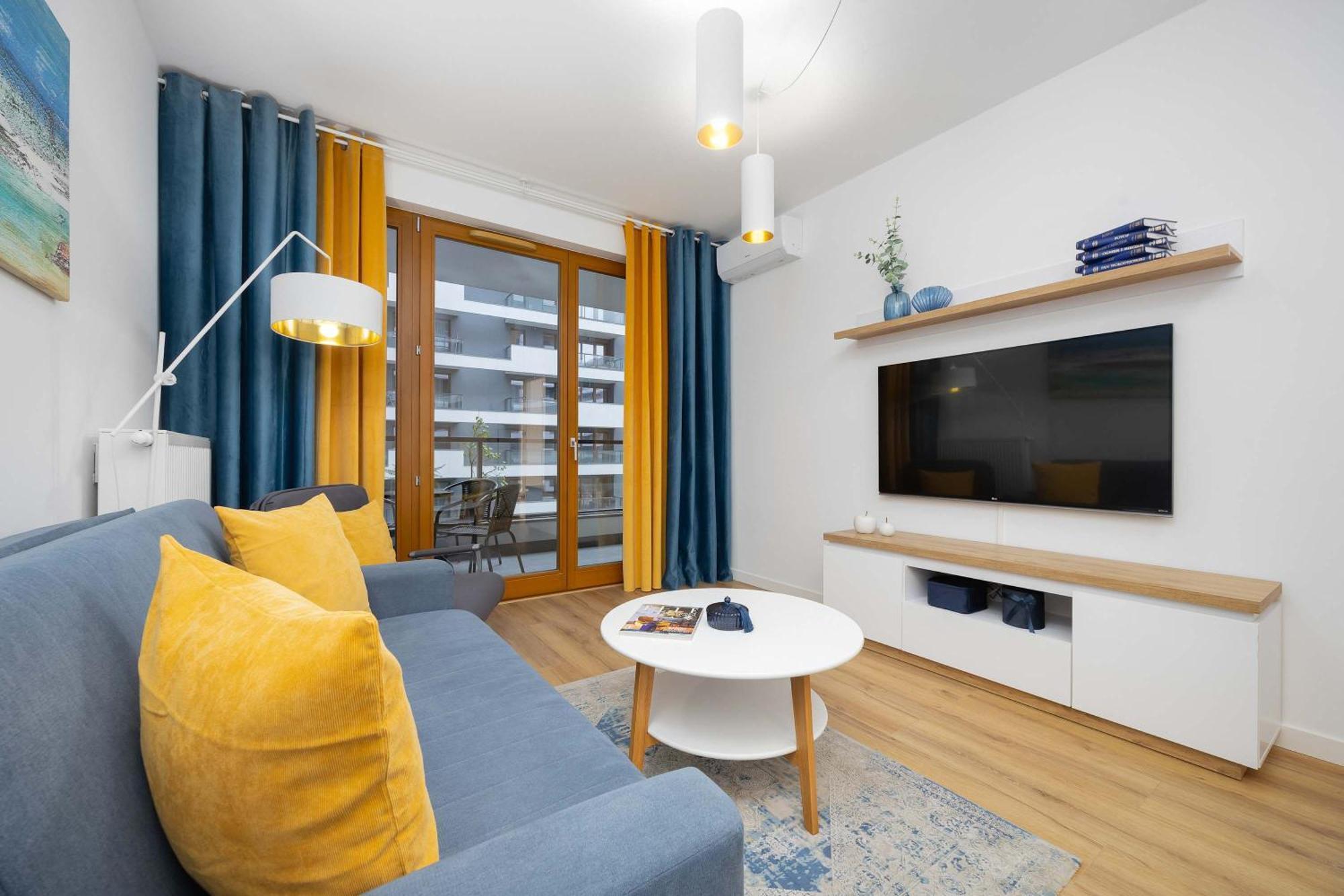 Air Conditioned In With Parking, Desk And Bathtub By Renters * Warszawa