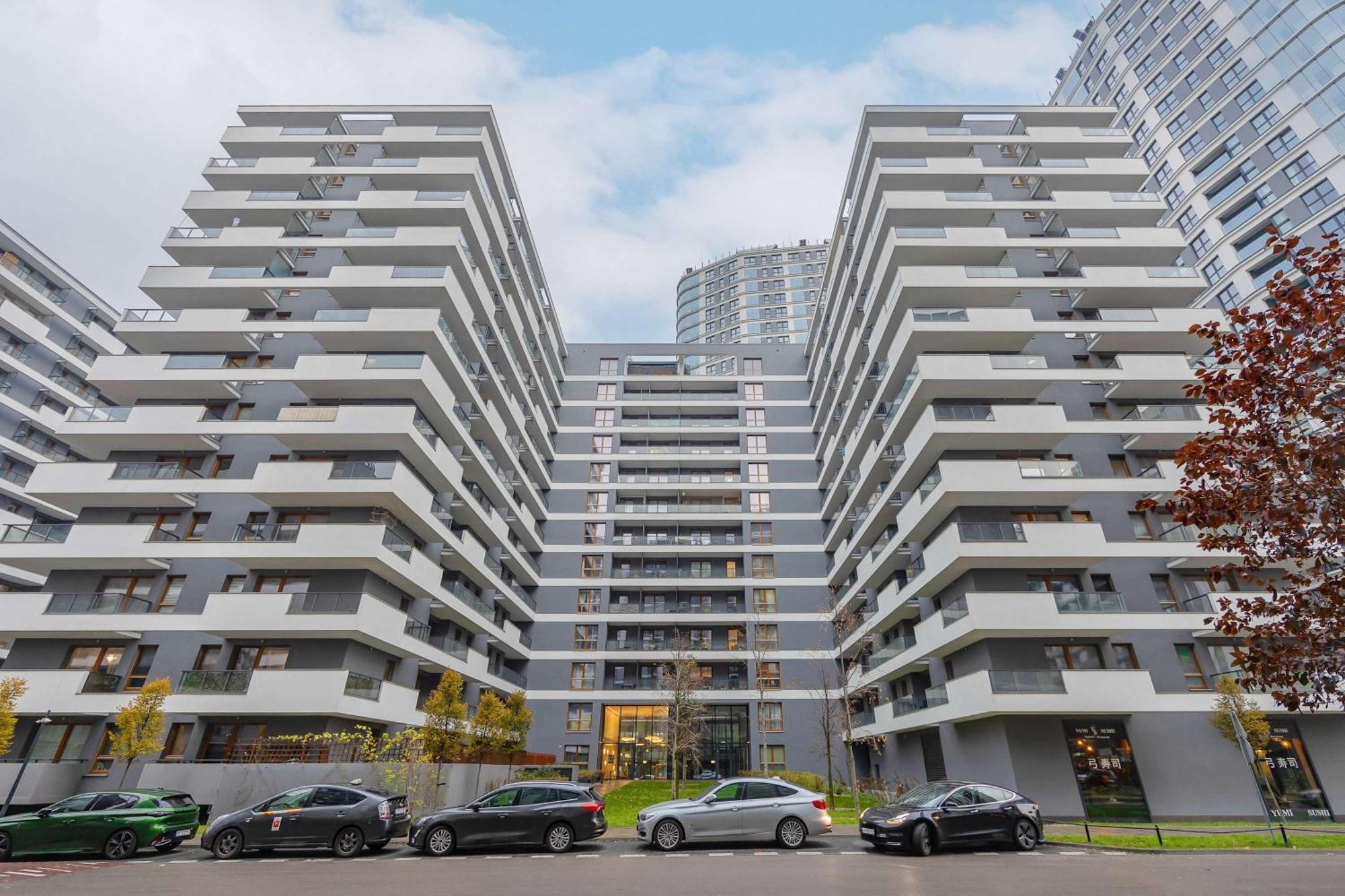 Air Conditioned In With Parking, Desk And Bathtub By Renters * Warszawa