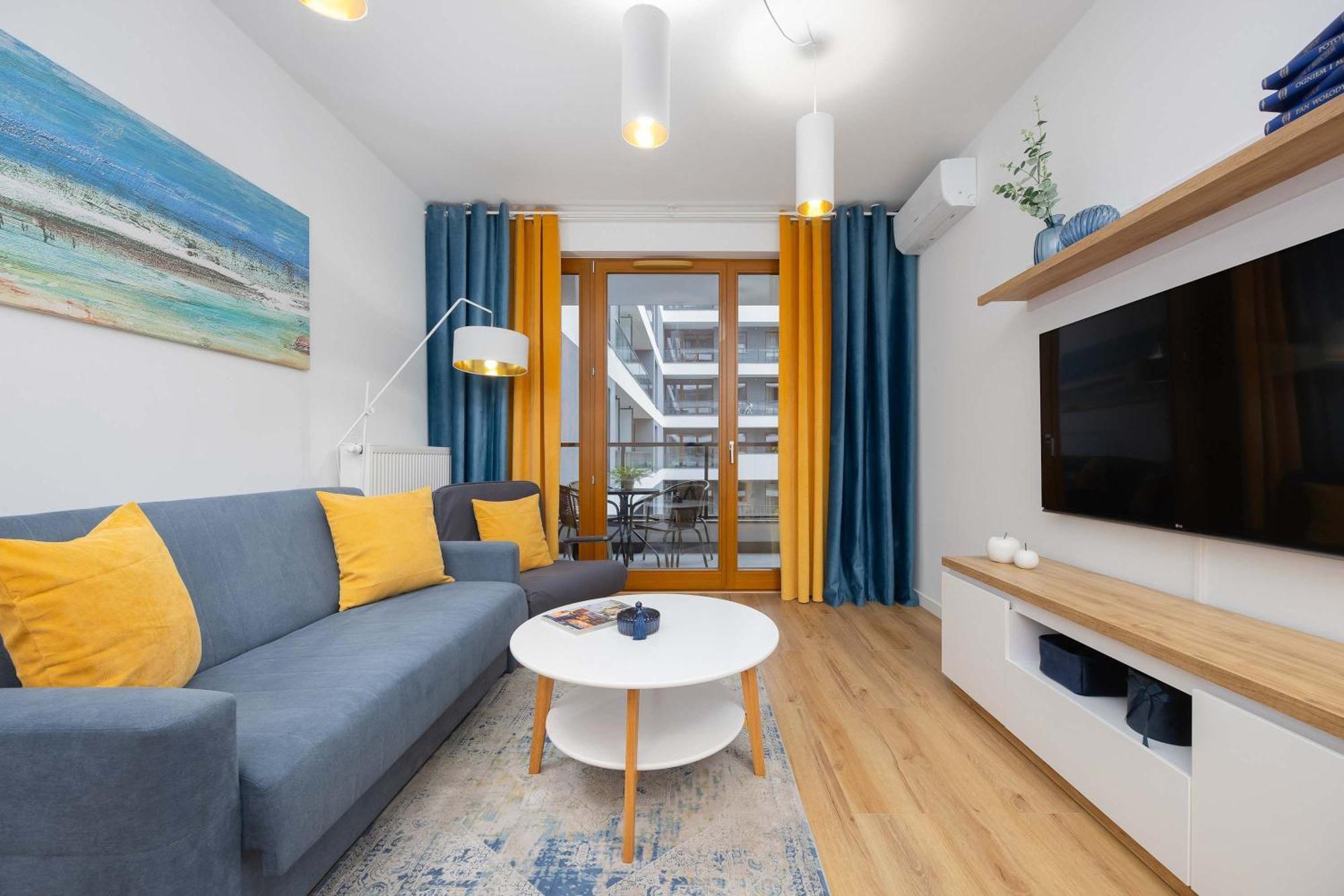 Air Conditioned In With Parking, Desk And Bathtub By Renters Lägenhet *